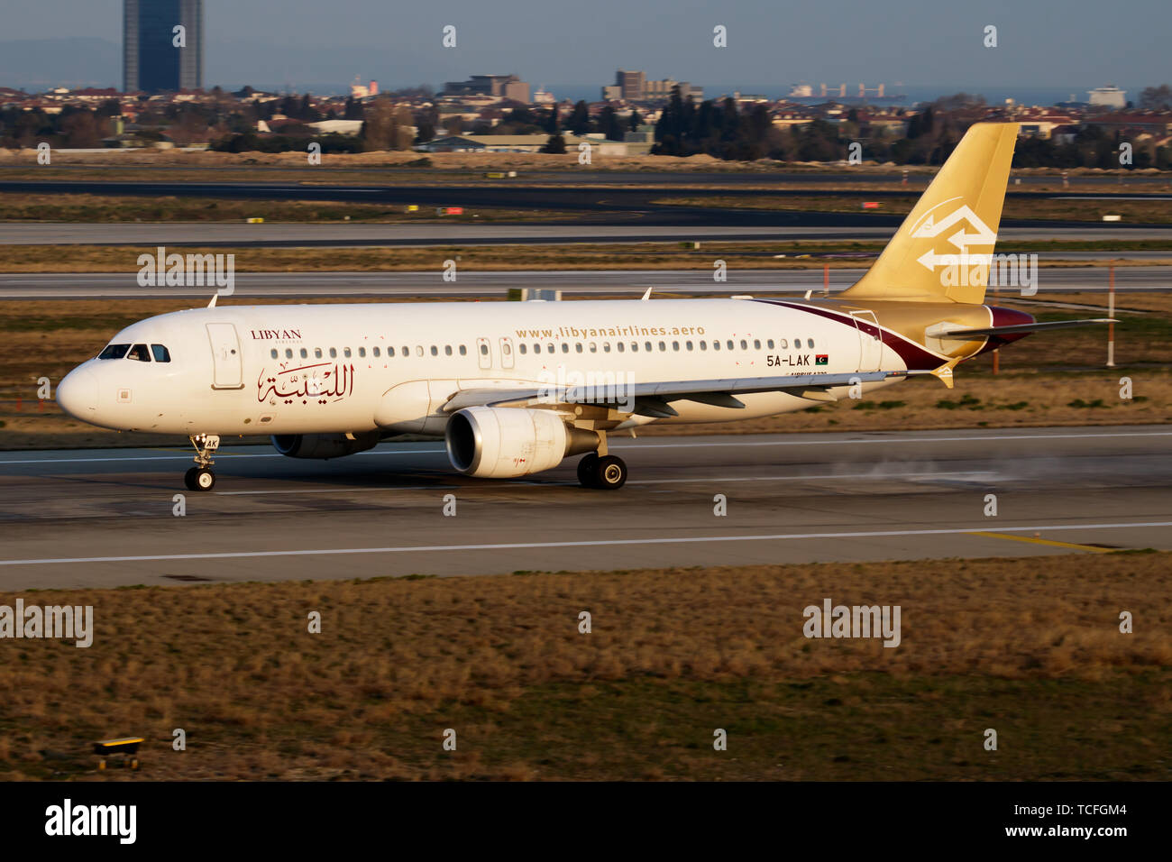 ISTANBUL/TÜRKEI - VOM 27. MÄRZ 2019: Lybischen Airlines Airbus A320 5A-LAK Passagierflugzeug Abflug am Flughafen Istanbul Atatürk Stockfoto
