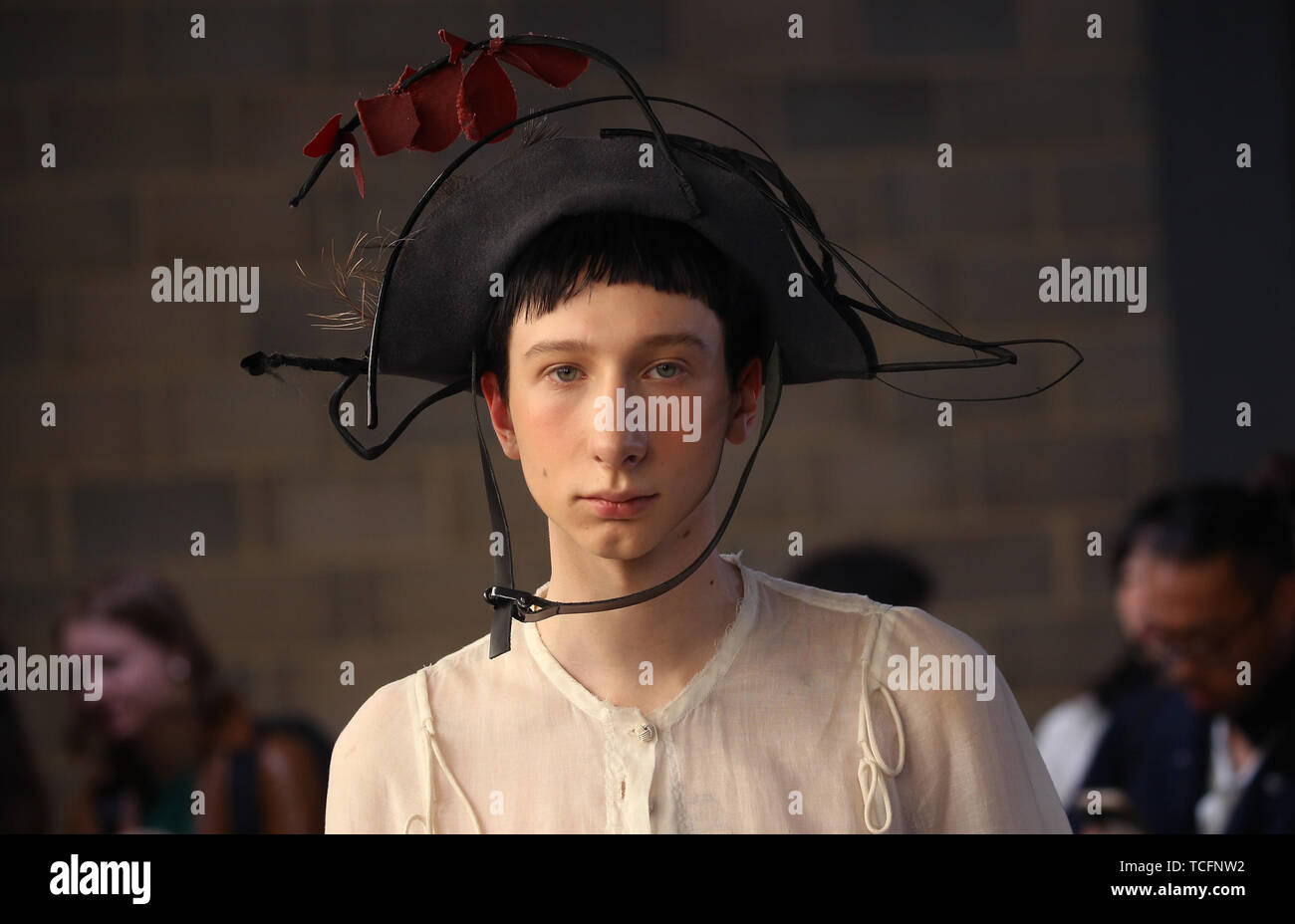 Modelle auf dem Laufsteg während der 2019 Royal College für Kunst Graduate Fashion Show, an der Cork Street Galerien, London statt. Stockfoto