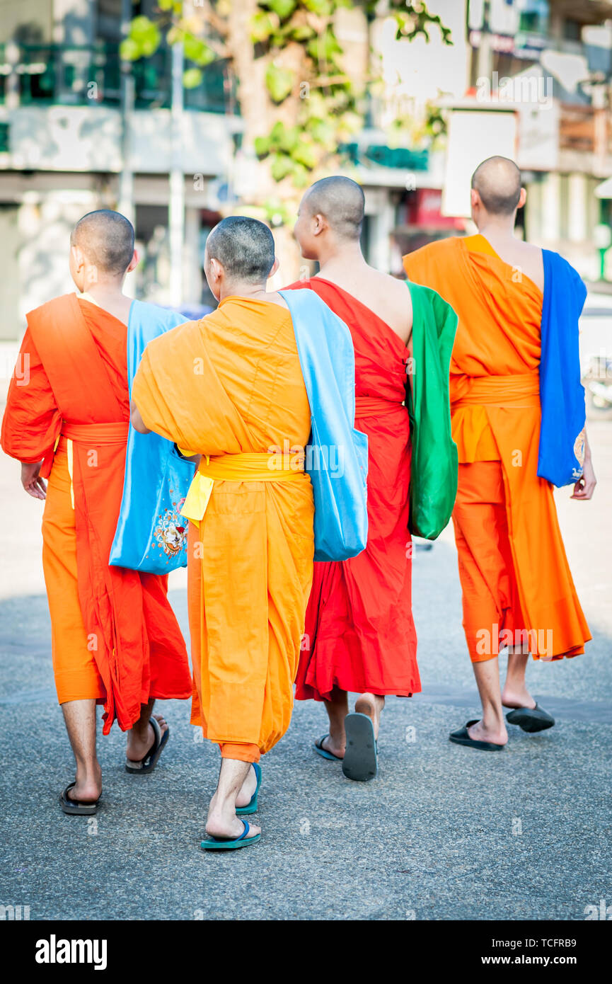 Thailändische Mönch machen sich auf den Weg über die Straße zu einem örtlichen Tempel oder Wat in Chiang Mai Thailand. Stockfoto