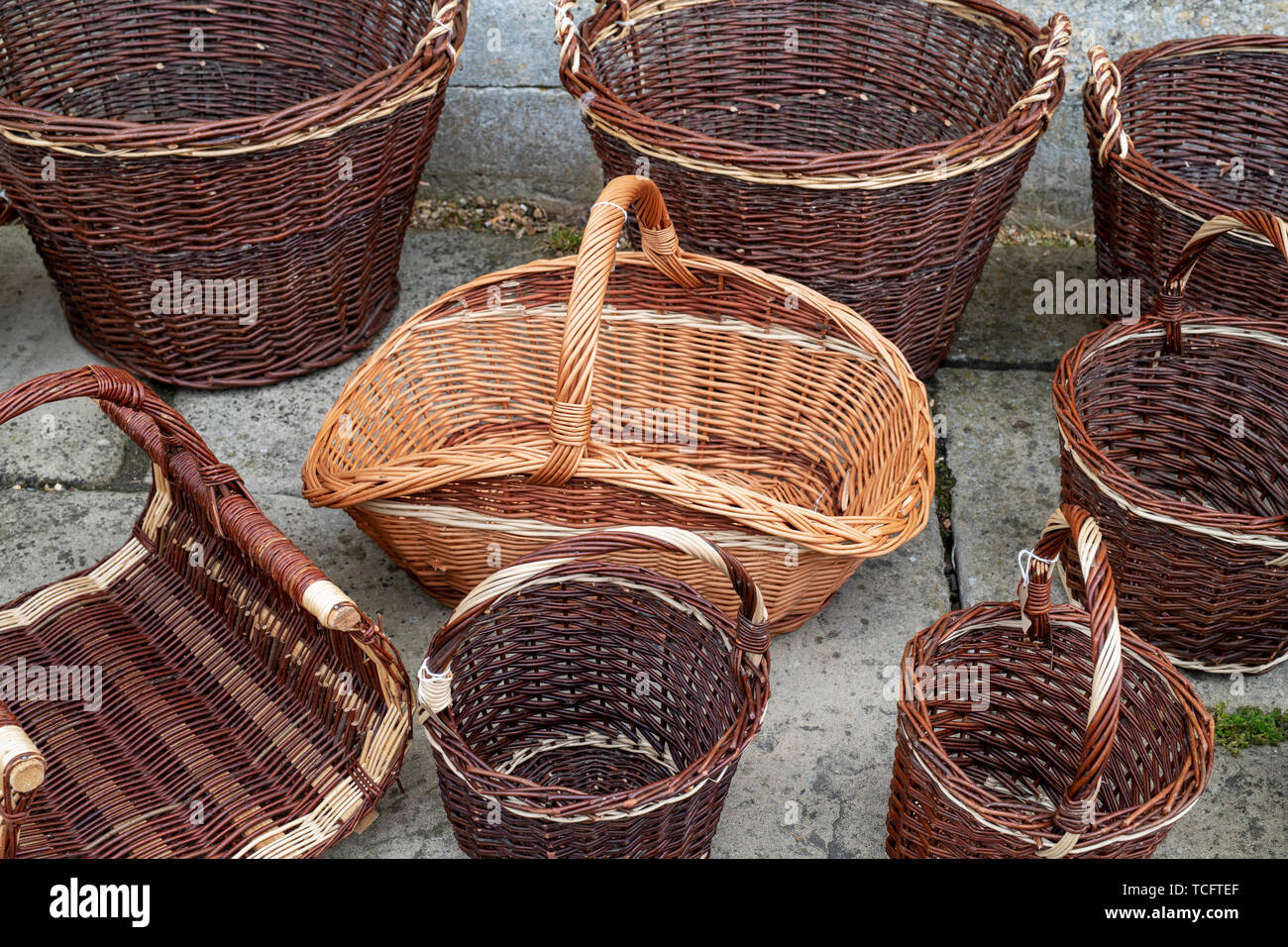 Weidenkörbe für den Verkauf zu verstauen auf der Wold Farmers Market. Verstauen auf der Wold, Gloucestershire, England Stockfoto