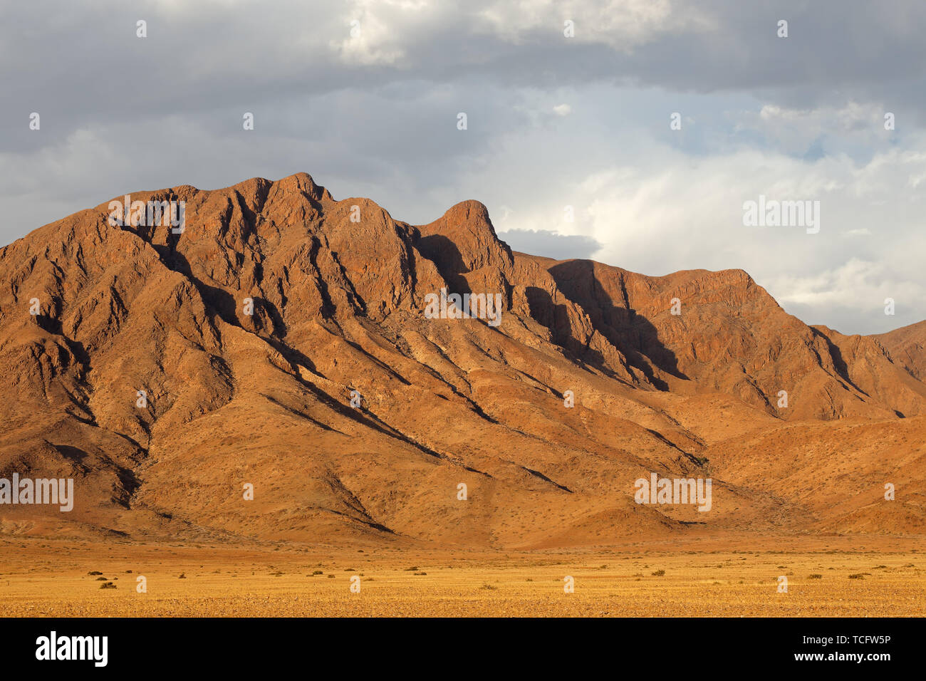 Zerklüftete Berglandschaft mit bewölkter Himmel, Wüste Namib, Namibia Stockfoto