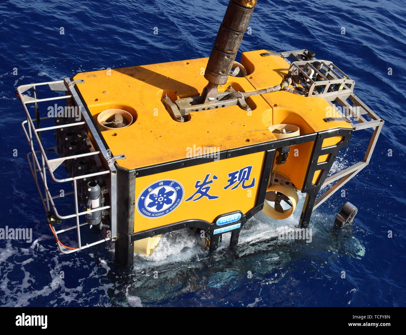 An Bord Kexue, Pazifischer Ozean. 7. Juni 2019. Die Remote Operated Vehicle (ROV) Entdeckung, an Bord der China Forschungsschiff KEXUE (Wissenschaft), taucht in den westlichen Pazifik, 7. Juni 2019. Abfahrt von Qingdao in China am 18. Mai, KEXUE ist die Durchführung einer 20-tägigen Untersuchung über eine Reihe von Seamounts im westlichen Pazifischen Ozean und soll wieder in Xiamen in China Fujian Provinz am 23. Juni. Credit: Zhang Xudong/Xinhua/Alamy leben Nachrichten Stockfoto