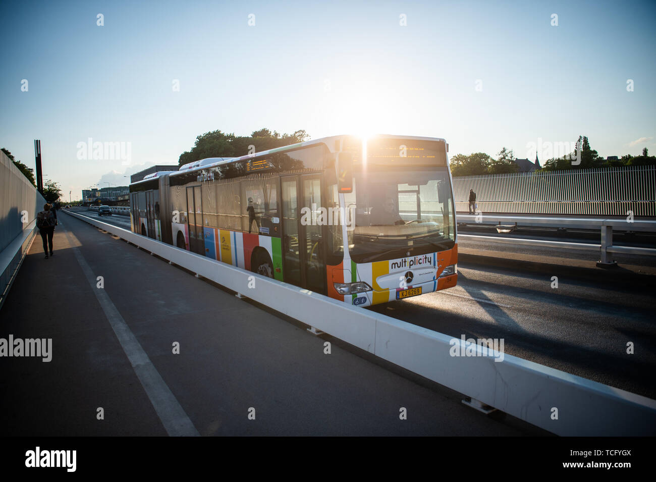 07. Juni 2019, Luxemburg, Luxemburg: Ein Bus überquert die Großherzogin Charlotte Brücke in Luxemburg gegen die Hintergrundbeleuchtung des abends Sonne. Foto: Arne Immanuel Bänsch/dpa Stockfoto