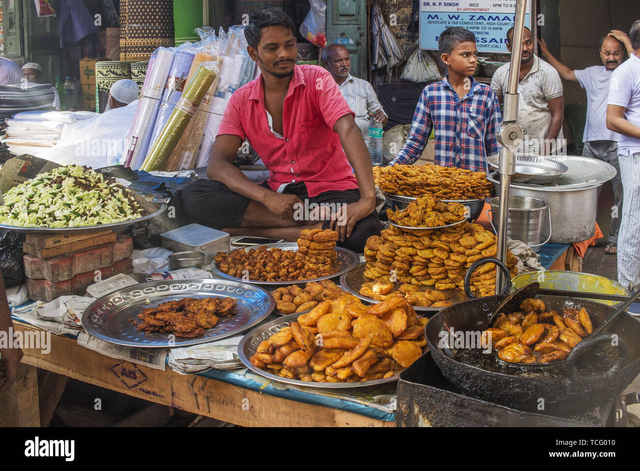 Kolkata, West Bengal, Indien. 9. Mai, 2019. Snacks an einem offenen Bereich auf der Straße während des zweiten Tages der Sicherheit verkauft. Am 7. Juni hat die weltweite Nahrungsmittelsicherheit Tag gefeiert wird, globale Aufmerksamkeit an den Folgen von verschmutztem Wasser und Nahrung auf die Gesundheit zu ziehen. Dieser Tag konzentriert sich auf die Möglichkeit, das Risiko einer Lebensmittelvergiftung zu reduzieren. Credit: Subhajit Naskar/SOPA Images/ZUMA Draht/Alamy leben Nachrichten Stockfoto