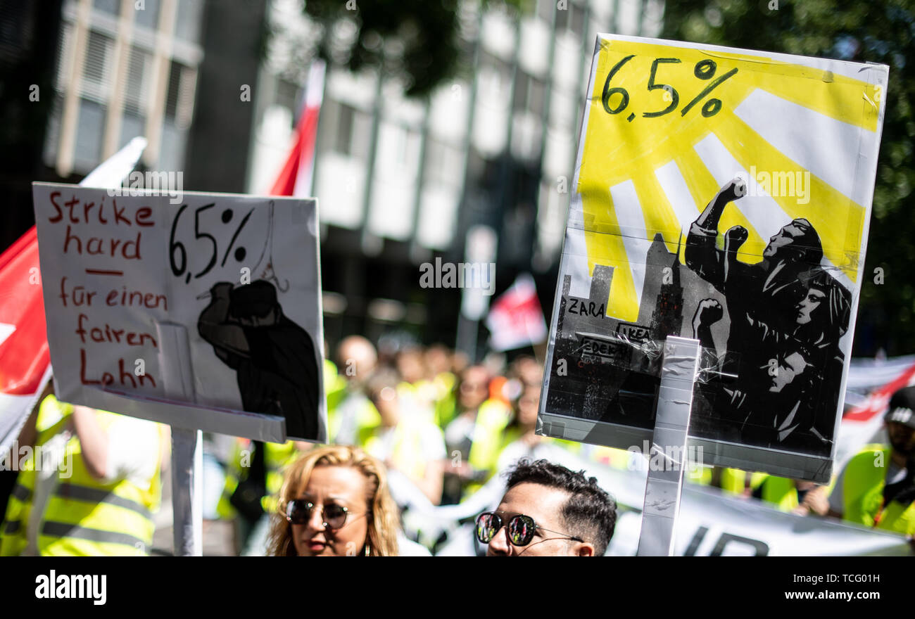 Stuttgart, Deutschland. 07 Juni, 2019. Die Demonstranten halten an der Demo  für die Tarifrunde im Einzelhandel Schilder mit der Forderung nach 6,5  Prozent mehr Lohn und Gehalt in die Höhe. Vor der