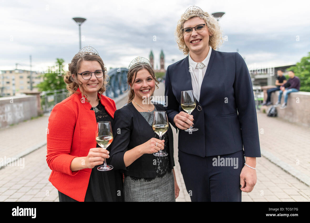 Freiburg, Deutschland. 07 Juni, 2019. Wein Prinzessin Hanna Mußler, Badische Weinkönigin Sina Erdrich und Wein Prinzessin Simona Aurelia Maier (L-R) stehen nach der Wahl und Krönung der 70. Baden Wein Königin auf der blauen Brücke. Für ein Jahr wird es Baden Wein im In- und Ausland repräsentieren. Baden ist das drittgrößte der insgesamt 13 Weinbaugebiete in Deutschland. Quelle: Patrick Seeger/dpa/Alamy leben Nachrichten Stockfoto