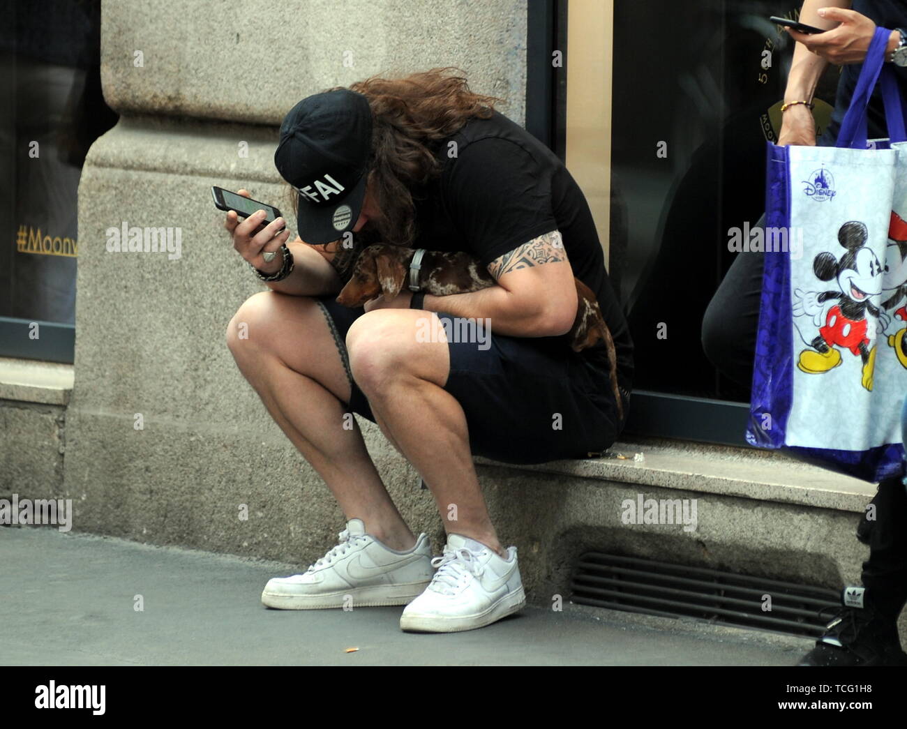 Mailand, Italien. 07 Juni, 2019. Martin Castrogiovanni mit seinem neuen Hund nimmt das Taxi Martin Castrogiovanni, Argentinien geborene Italienische, Ehemaliger Rugbyspieler der italienischen Nationalmannschaft und jetzt ein TV-Persönlichkeit, erste Wettbewerber von 'Dancing mit den Stars' und dann 'Tu sÃ¬ que Vales", kommt in der Innenstadt mit seinen kleinen Hund TITO und wartet auf ein Taxi zu nehmen, wird er von vielen Menschen, die ihn für Erinnerungsfotos zu stellen und sogar ein Bettler gelingt ihm einige Münzen zu erhalten. Credit: Unabhängige Fotoagentur Srl/Alamy leben Nachrichten Stockfoto