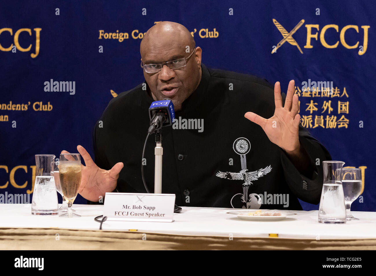 Tokio, Japan. 07 Juni, 2019. American pro Fighter und Schauspieler Bob Sapp spricht während einer Pressekonferenz an der ausländischen Korrespondenten "Club für Japan. Sapp, der auch ein ehemaliger amerikanischer NFL player, WWE Wrestler Professional und Weltmeister Kick Boxer besucht der Verein seine Meinungen über die japanische TV-Industrie als Ausländer Berühmtheit in Japan zu teilen. Als Schauspieler war er in mehreren Filmen, darunter "Conan der Barbar" und mit Adam Sandler in "The Longest Yard". Credit: Rodrigo Reyes Marin/LBA/Alamy leben Nachrichten Stockfoto