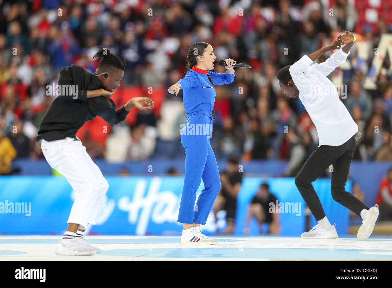 Paris, Frankreich. 07 Juni, 2019. Sänger Jain während der Eröffnung der Frauen Fußball WM vor dem Spiel zwischen Frankreich und Südkorea im Parc des Princes Stadion in Paris die Hauptstadt von Frankreich am Freitag, den 07. (Foto: VANESSA CARVALHO/BRASILIEN FOTO PRESSE) Credit: Brasilien Foto Presse/Alamy leben Nachrichten Stockfoto