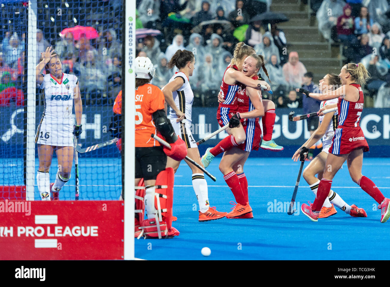 London, Großbritannien. 07 Jun, 2019. Isabelle Petter von Surbiton (GBR) (5. von links) feiert zählen ein Ziel mit ihrem Teamkollegen während FIH-Pro League Match zwischen England vs Deutschland (Männer) an Lea Valley Hockey und Tennis Center am Freitag, Juni 07, 2019 in London, England. (Nur redaktionelle Nutzung, eine Lizenz für die gewerbliche Nutzung erforderlich. Keine Verwendung in Wetten, Spiele oder einer einzelnen Verein/Liga/player Publikationen. Credit: Taka Wu/Alamy leben Nachrichten Stockfoto