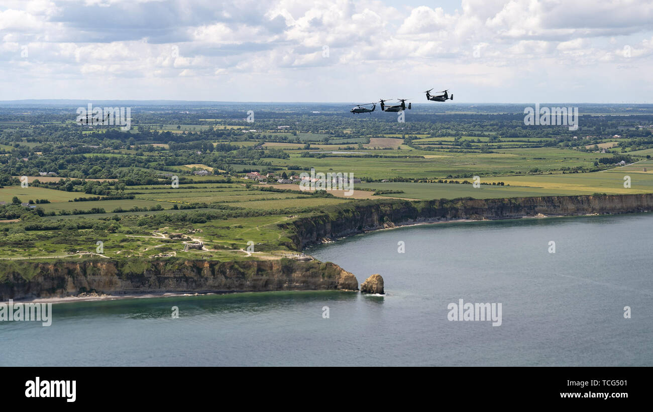 Der Normandie, Frankreich. 06 Juni, 2019. Präsident Donald J. Trumpf und die erste Dame Melania Trump an Bord Marine One fliegen über Point du Hoc während einen Rundflug in der Normandie nach dem 75-jährigen Gedenken an den D-day Donnerstag, 6. Juni 2019, in der Normandie amerikanischen Friedhofs in der Normandie, Frankreich. Personen: Präsident Donald Trump Credit: Stürme Media Group/Alamy leben Nachrichten Stockfoto