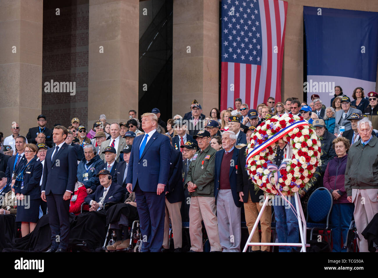 Der Normandie, Frankreich. 06 Juni, 2019. Präsident Donald J. Trumpf und der französische Präsident Emmanuel Längestrich nehmen an der 75-jährige Gedenken an den D-day Donnerstag, 6. Juni 2019, in der Normandie amerikanischen Friedhofs in der Normandie, Frankreich. Personen: Präsident Donald Trump, der französische Präsident Emmanuel Längestrich Credit: Stürme Media Group/Alamy leben Nachrichten Stockfoto