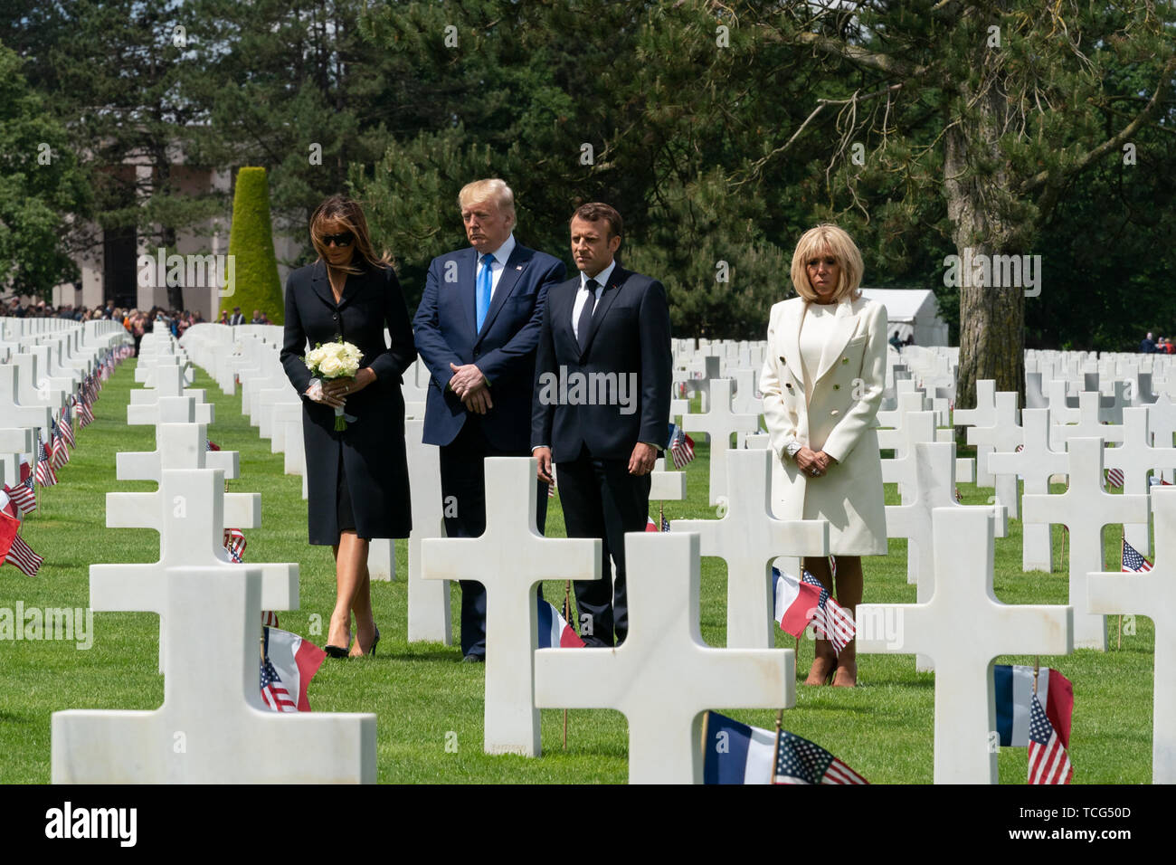 Der Normandie, Frankreich. 06 Juni, 2019. Präsident Donald J. Trumpf und die erste Dame Melania Trump, schloss sich der französische Präsident Emmanuel Längestrich und seiner Frau Brigitte Längestrich, besuchen Sie die Normandie amerikanischen Friedhofs in der Normandie, Frankreich Donnerstag, 6. Juni 2019, während der 75-jährige Gedenken an den D-Day. Personen: Präsident Donald Trump Credit: Stürme Media Group/Alamy leben Nachrichten Stockfoto