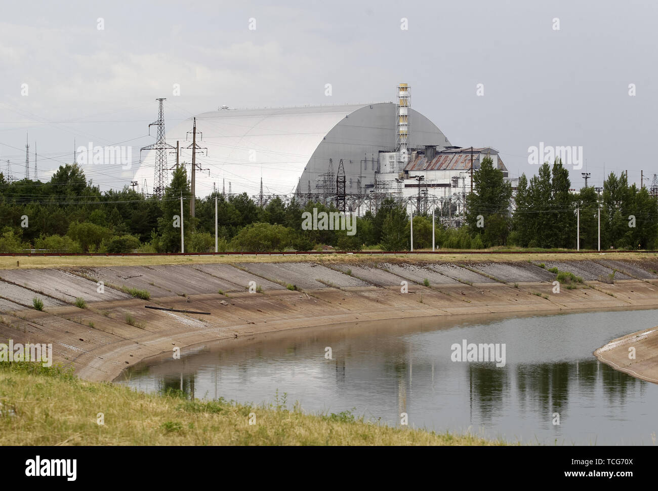 Pripyat, Ukraine. 7. Juni 2019. Eine Ansicht eines neuen Schutzkonstruktion Abdeckung der 4. Block des Kernkraftwerks Tschernobyl in der Sperrzone von Tschernobyl in Pripyat. Der HBO-TV-Miniserie Tschernobyl, in den USA und in England im Mai 2019 uraufgeführt, schildert die Zeit nach der Katastrophe, einschließlich der Reinigung und die anschließende Untersuchung. Credit: ZUMA Press, Inc./Alamy leben Nachrichten Stockfoto