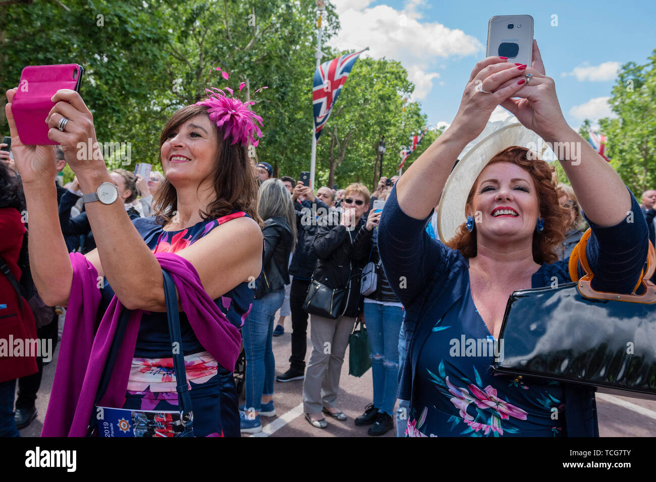 London, Großbritannien. 08 Juni, 2019. Grosse Massen füllen die Mall für den Vorbeiflug der roten Pfeile - Geburtstag der Königin Parade, populärer als die Farbe bekannt. In diesem Jahr das Regiment "TROOPING" seine Farbe (zeremonielle Regimental flag) war das erste Bataillon Grenadier Guards. Credit: Guy Bell/Alamy leben Nachrichten Stockfoto