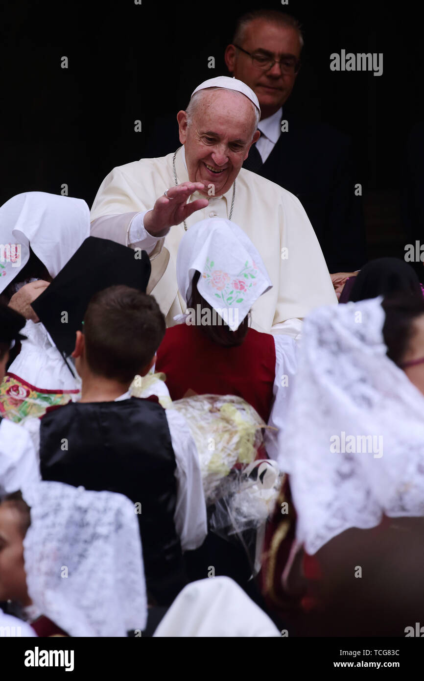 Heiliger Stuhl, Vatikan. 8. Juni 2019. Papst Franziskus erfüllt die Kinder von ''Kinder's Train" im Cortile di San Damaso im Vatikan. Credit: Evandro Inetti/ZUMA Draht/Alamy leben Nachrichten Stockfoto