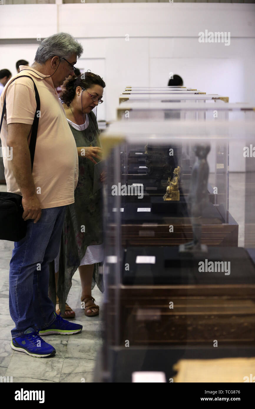 (190608) - Athen, 8. Juni 2019 (Xinhua) - Besucher Blick auf Ausstellungen in der Traditionellen Chinesischen Medizin Gesundheit Kultur Ausstellung in Athen, Griechenland, 7. Juni 2019. Die Athener Vorort Kifissia ist Gastgeber für eine Traditionelle Chinesische Medizin Gesundheit Kultur Ausstellung, die am Freitag eröffnet um Sun-zertifizierung Griechen mit Chinas lange Tradition in der Medizin und gesund leben Kultur abzielt. Die Ausstellung, die von der Shanghai traditionelle chinesische Medizin Museum von Shanghai Universität für Traditionelle Chinesische Medizin organisiert, und der Gemeinde von Maroussi, wird fünf Tage lang. Es wird visito helfen Stockfoto