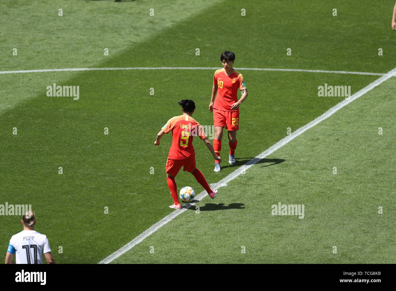 Rennes, Frankreich. 8. Juni 2019. Yang Li (2. R) von China konkurriert bei der Gruppe B Match zwischen Deutschland und China bei den 2019 FIFA Frauenfussball Weltmeisterschaft in Rennes, Frankreich, 8. Juni 2019. Credit: Xu Zijian/Xinhua/Alamy leben Nachrichten Stockfoto