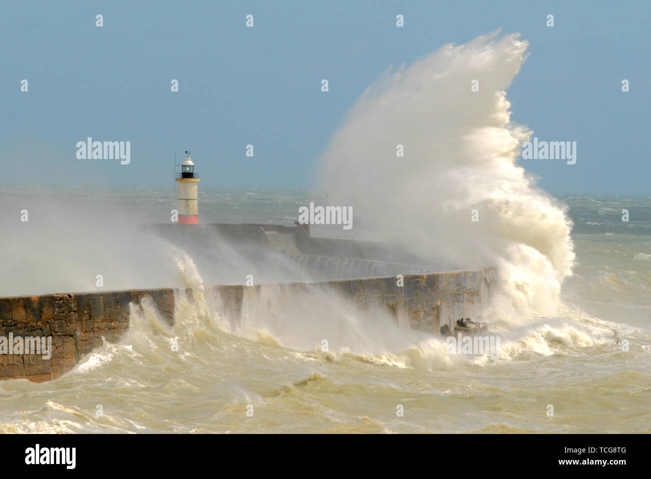 Newhaven, East Sussex, Großbritannien..8. Juni 2019..Tiefdruck über Großbritannien bringt starke South Westerley Winde zum Ärmelkanal, die die Wellen am Newhaven West Arm aufschlagen.. . Stockfoto