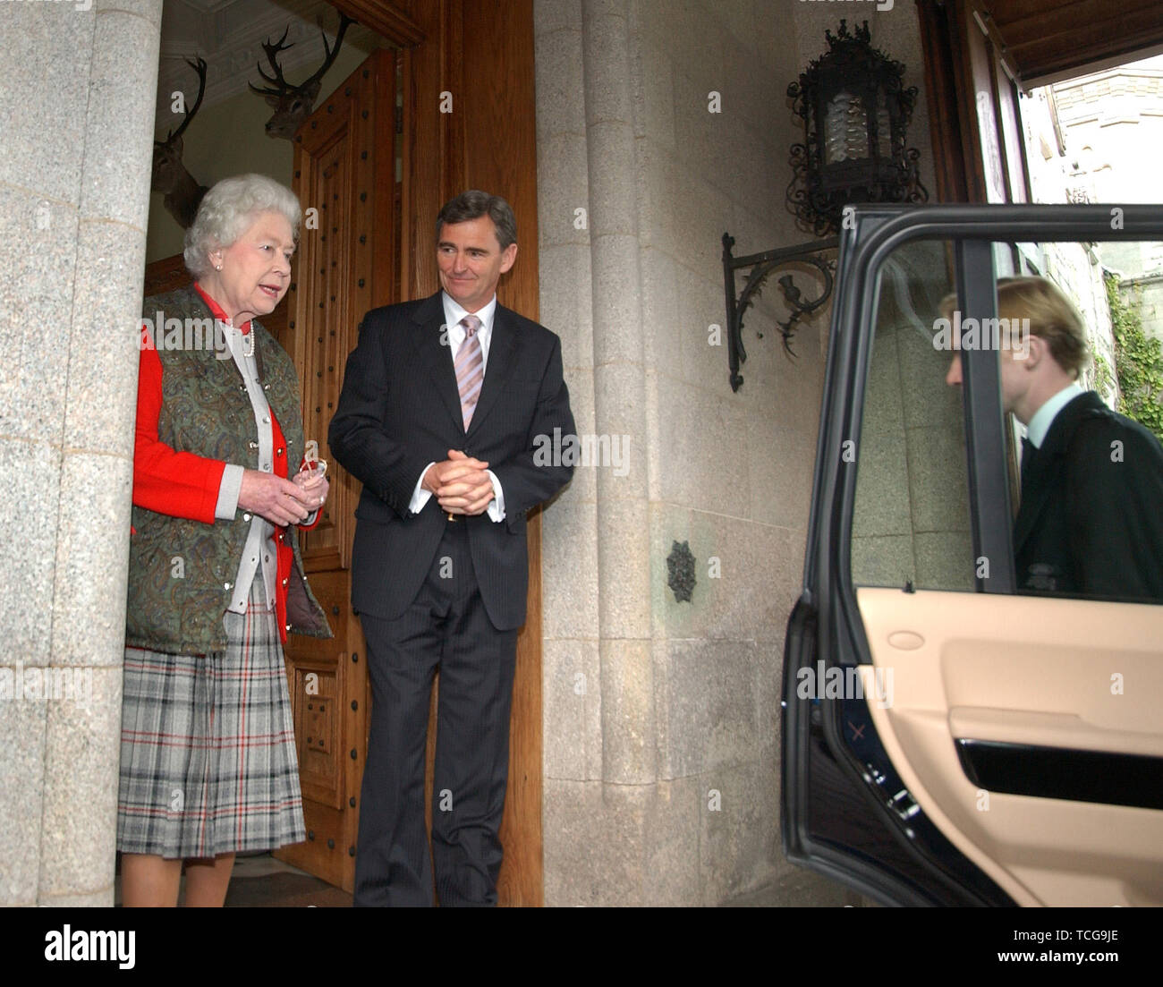 Aberdeen, Aberdeenshire, Großbritannien. 5. Okt 2009. Ihre Majestät Königin Elizabeth II. ersucht die Premier von Victoria, Australien, John BRUMBY und seine Frau Rosemary MACKENZIE, Balmoral Castle Schottland. Die Premier geladen wird die fatale Viktorianischen Buschfeuer zu diskutieren. Die Premier präsentiert eine tartan Knie Wolldecke, Krawatten für Prinz Philip und Enkel und einen Schal für die Princess Royal und ein Schal für Ihre Majestät, alle in der neuen Viktorianischen Tartan. Credit: Jayne Russell/ZUMA Draht/Alamy leben Nachrichten Stockfoto