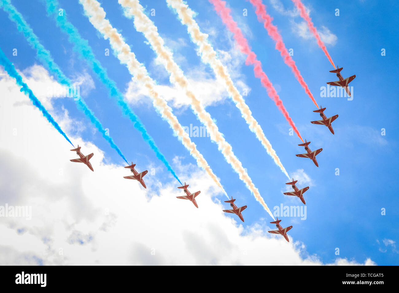 Trafalgar Square, London, Großbritannien, 08. Juni 2019. Die roten Pfeile für die Queen's Birthday Parade, Trooping the Color, Flypast (fliegen vorbei oder fliegen über) gegen den blauen sonnigen Himmel, vom Trafalgar Square aus gesehen. Stockfoto
