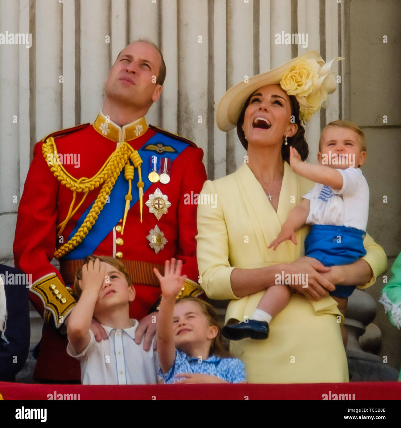 London, Großbritannien. 08 Juni, 2019. Der Herzog und die Herzogin von Cambridge, mit ihren Kindern zusammen mit dem Rest der königlichen Familie genießen Sie ein fly-by performmed durch die RAF aus dem Palast Balkon an die Farbe, der offiziellen Feier Geburtstag der Königin am Samstag, den 8. Juni 2019 im Buckingham Palace, London. Dieses Jahr das erste Bataillon Grenadier Guards trabten thier Farbe. Im Bild: Prinz William, Herzog von Cambridge, Kate, Herzogin von Cambridge, Prinz Georg von Cambridge, Prinz Louis von Cambridge, Prinzessin Charlotte von Cambridge. Bild von der Credit: Julie Edwards/Alamy Leben Nachrichten Cr Stockfoto