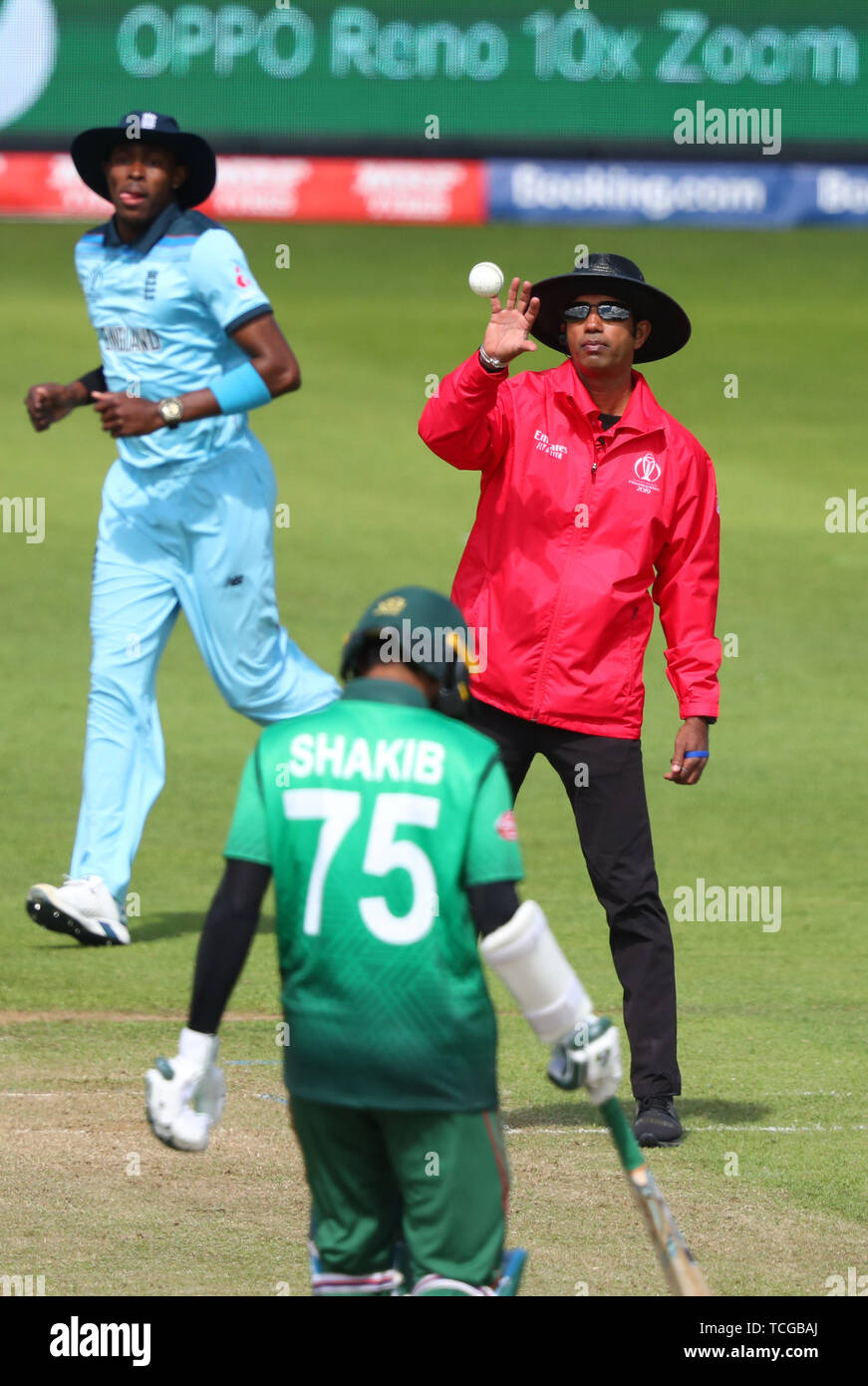 CARDIFF, Wales. 08. JUNI 2019: Schiedsrichter Kumar Dharmasena während des England v Bangladesch, ICC Cricket World Cup Match, in Cardiff Wales Stadium, Cardiff, Wales. Credit: Cal Sport Media/Alamy leben Nachrichten Stockfoto