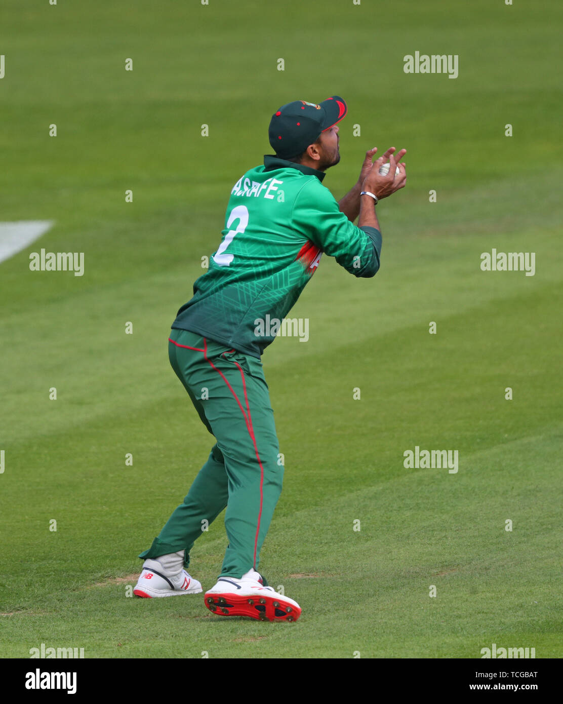 CARDIFF, Wales. 08. JUNI 2019: mashrafe Mortaza von Bangladesch den Ball fängt Jason Roy von England während der England v Bangladesch, ICC Cricket World Cup Match zu entlassen, in Cardiff Wales Stadium, Cardiff, Wales. Credit: Cal Sport Media/Alamy leben Nachrichten Stockfoto