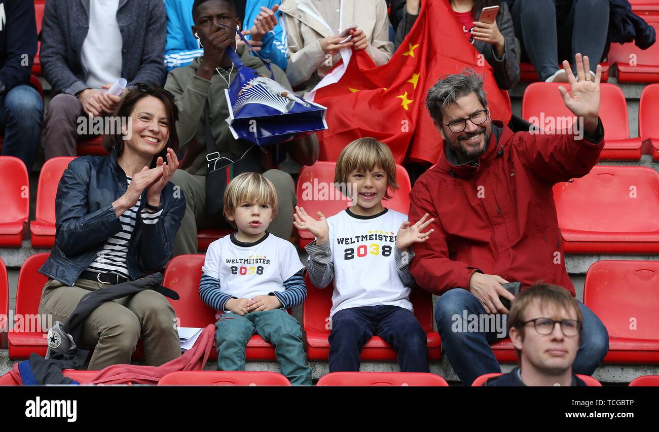 Rennes, Frankreich. 08 Juni, 2019. firo: 08.06.2019, Fußball, Frauen, Frauen, 2018/2019, FIFA WM in Frankreich, Women's World Cup, Nationalmannschaft, Deutschland, GER - China 1:0 Fans Deutschland mit T-Shirt World Champion 2038 | Verwendung der weltweiten Kredit: dpa/Alamy leben Nachrichten Stockfoto