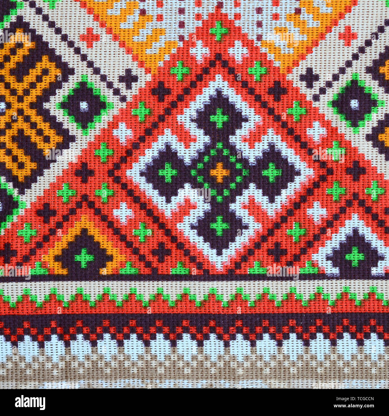 Traditionelle ukrainische Volkskunst aus Gewirken Stickmuster auf Gewebe. Farbige pixel Design aus Segeltuch. Stockfoto