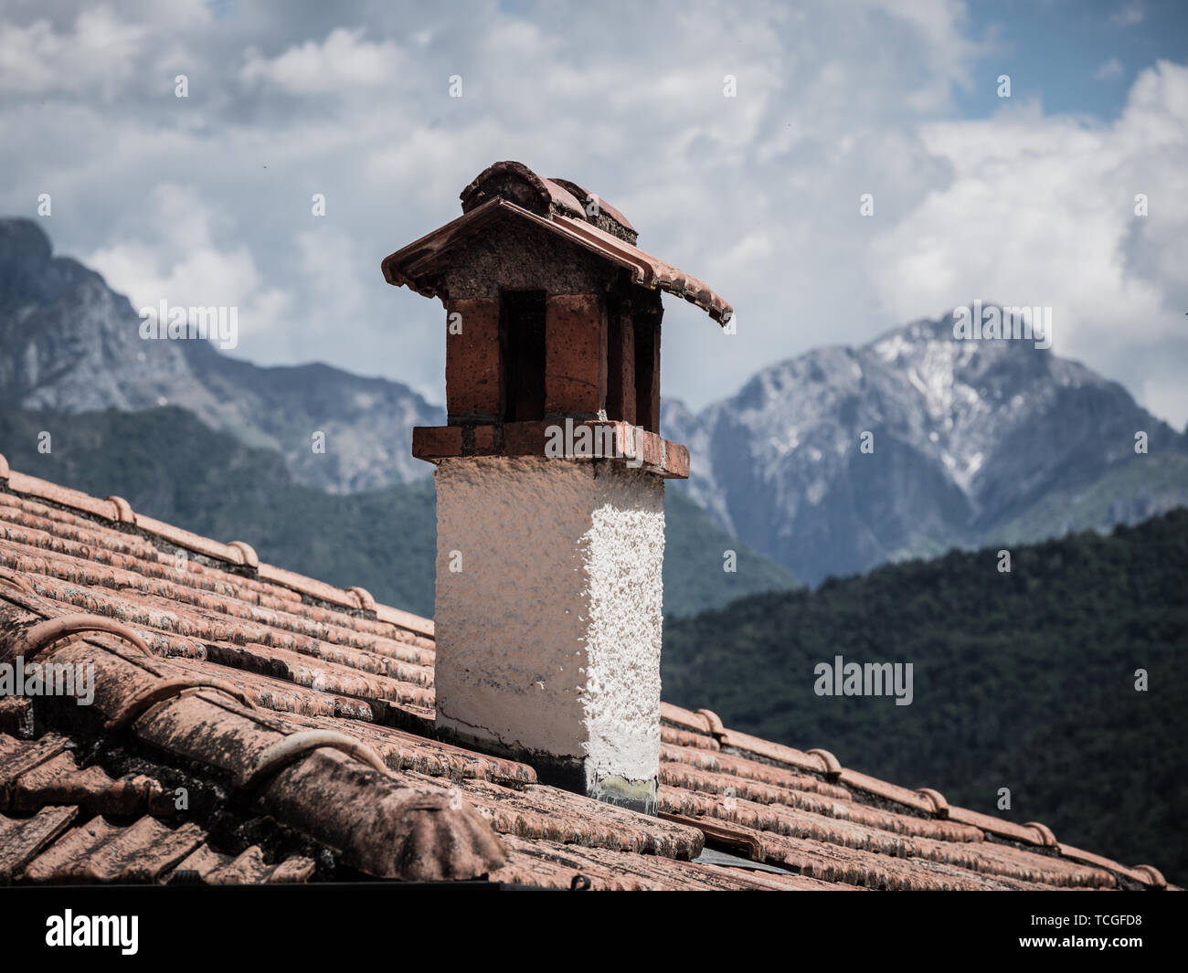 Bild des alten Schornstein mit Schnee Alpen im Hintergrund Stockfoto