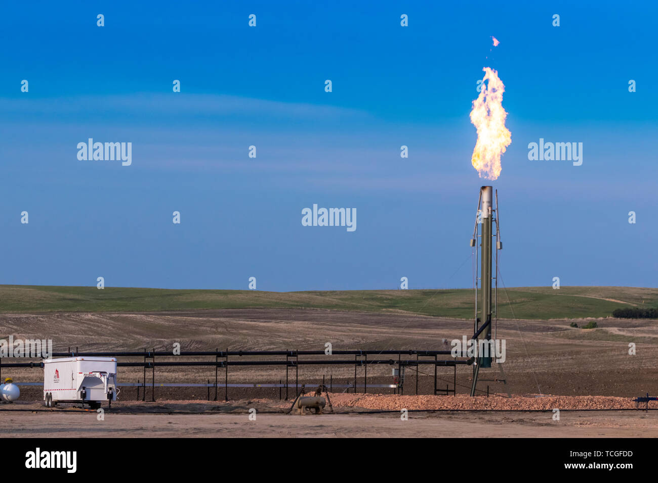 Das Abfackeln von Erdgas in der Bakken spielen Ölfelder in der Nähe von Williston, North Dakota, USA. Stockfoto