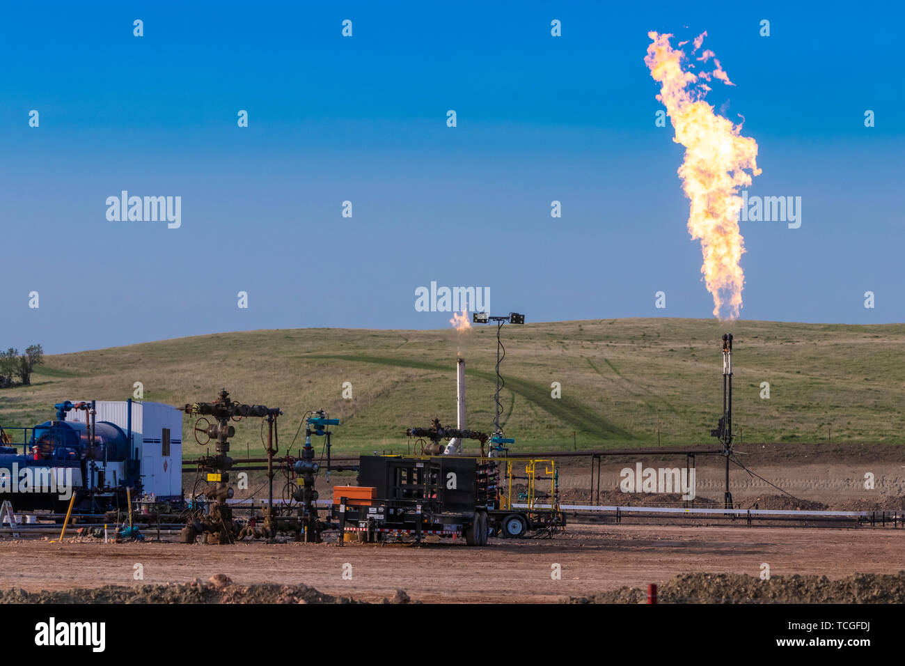 Das Abfackeln von Erdgas in der Bakken spielen Ölfelder in der Nähe von Williston, North Dakota, USA. Stockfoto