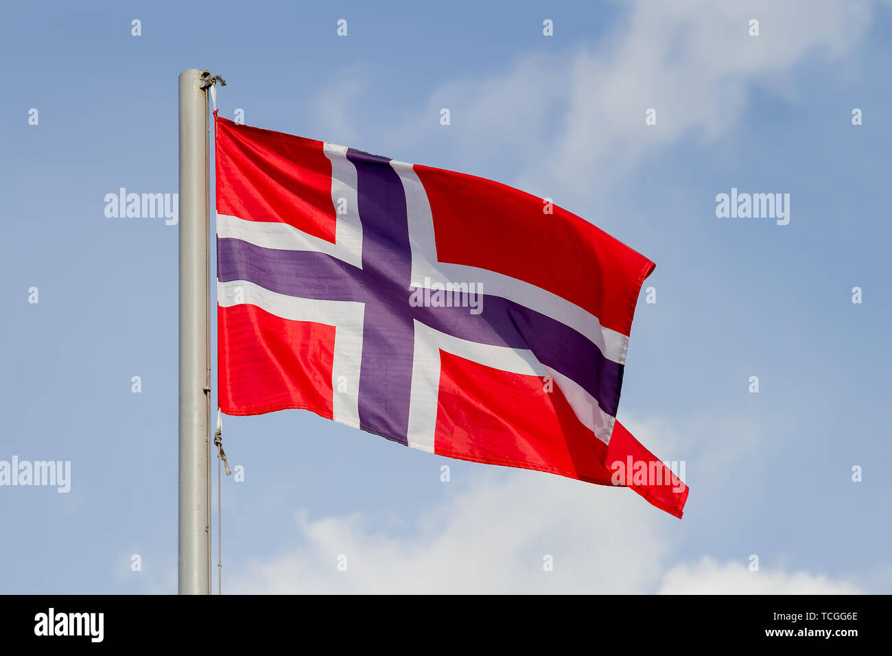 Norwegen Flagge weht vor blauem Himmel Stockfoto