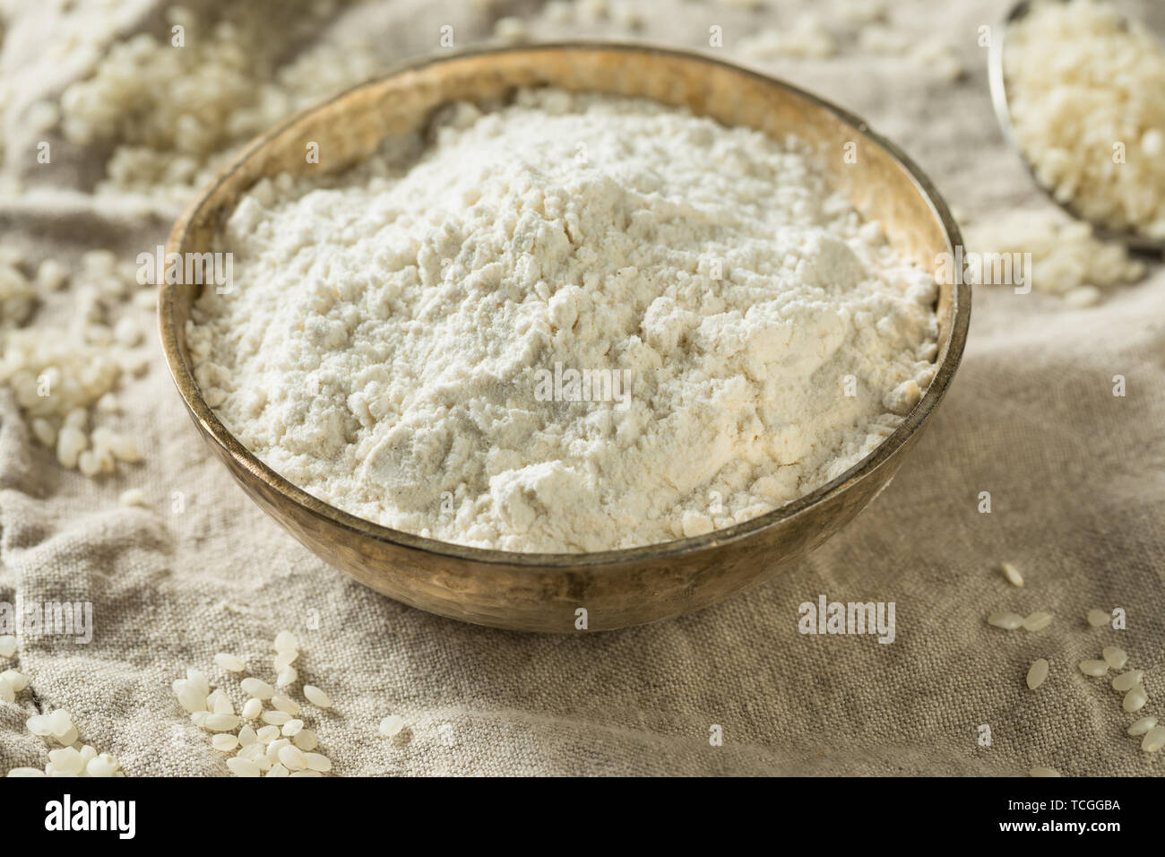 Bio Glutenfrei Reis Mehl in eine Schüssel geben. Stockfoto
