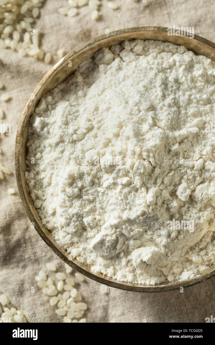Bio Glutenfrei Reis Mehl in eine Schüssel geben. Stockfoto
