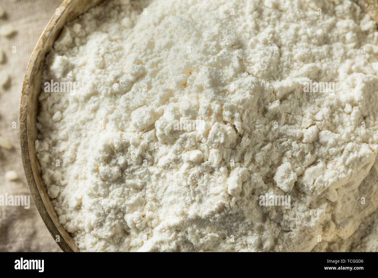 Bio Glutenfrei Reis Mehl in eine Schüssel geben. Stockfoto