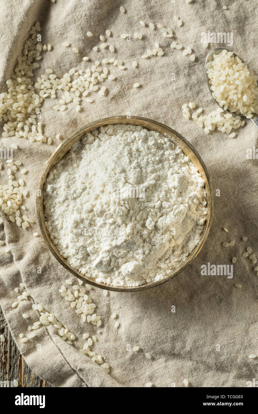 Bio Glutenfrei Reis Mehl in eine Schüssel geben. Stockfoto
