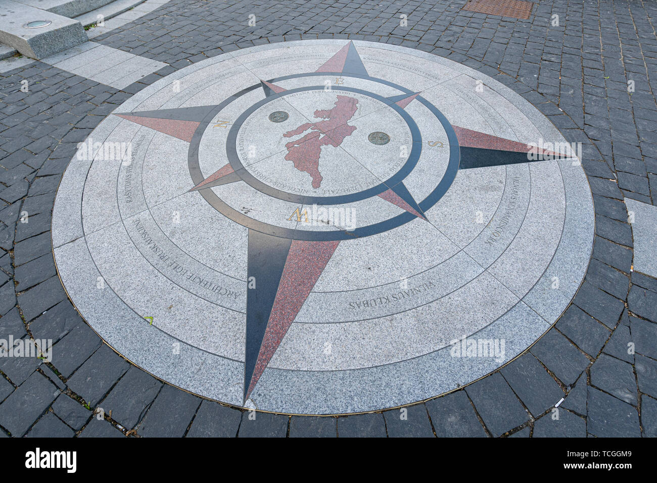 Vilnius, Litauen. Mai 2019. Die Rose der Winde auf dem Bürgersteig in der Town Hall Square Stockfoto