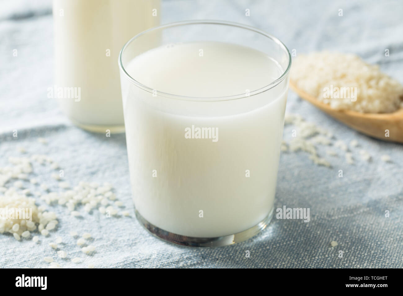 Gesunde organische Vegan Reis Milch in einem Glas Stockfoto