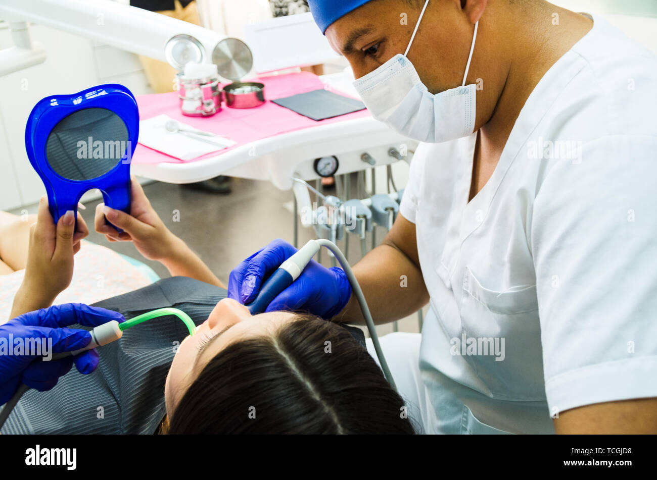Zahnarzt und sein Assistent, eine gründliche Untersuchung des Patienten in der Zahnarztpraxis Stockfoto