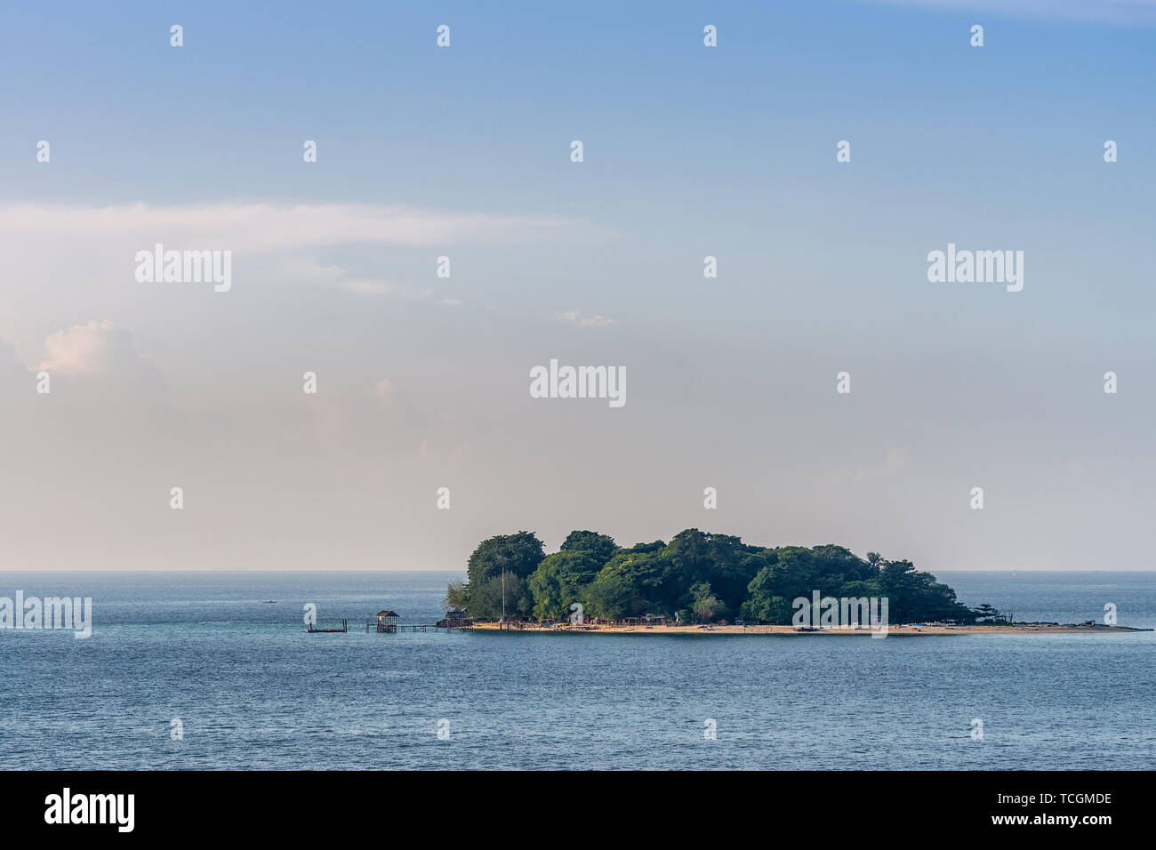 Makassar, Sulawesi, Indonesien - 28. Februar 2019: Nahaufnahme von kleinen grünen Samalona Island Lost in Blue Sea unter Morgenlicht. Stockfoto