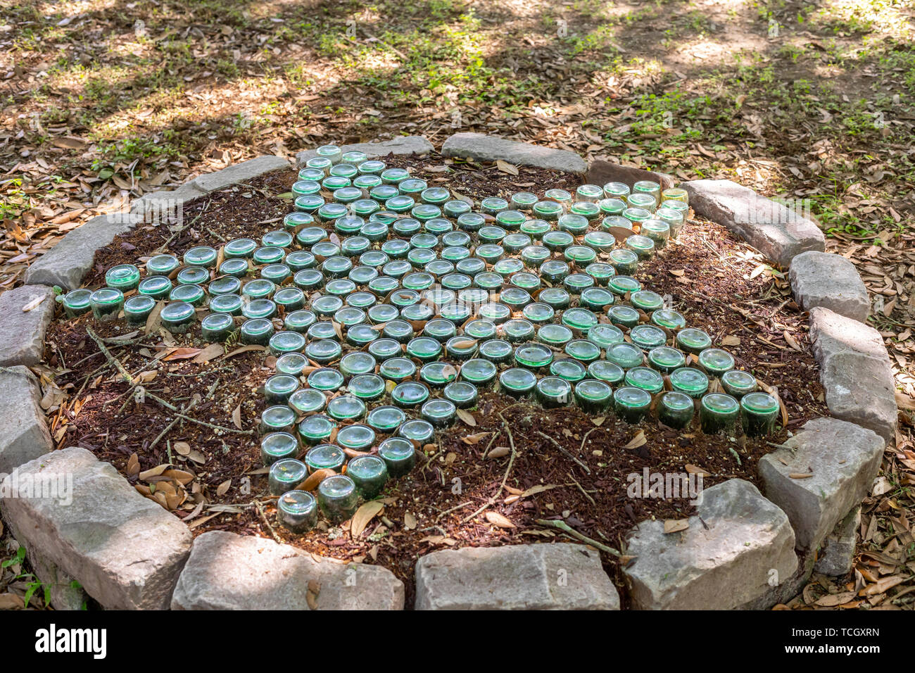 Carville, Louisiana - Alte Coca-Cola Flaschen schmücken die Gründe der nationalen Hansen Krankheit Museum. Sobald eine Einrichtung, in der Menschen mit Hansens D Stockfoto