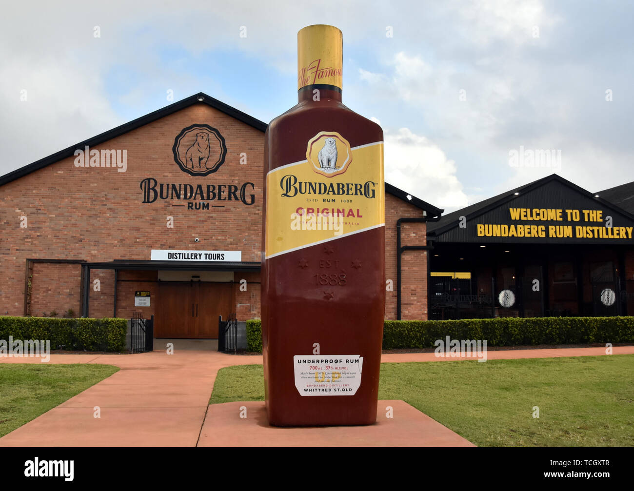 Bundaberg, Australien - 23.April 2019. Big Bundy Flasche vor die Bundaberg Rum Distillery und Museum. Bundaberg Rum wird oft als "Bund Stockfoto