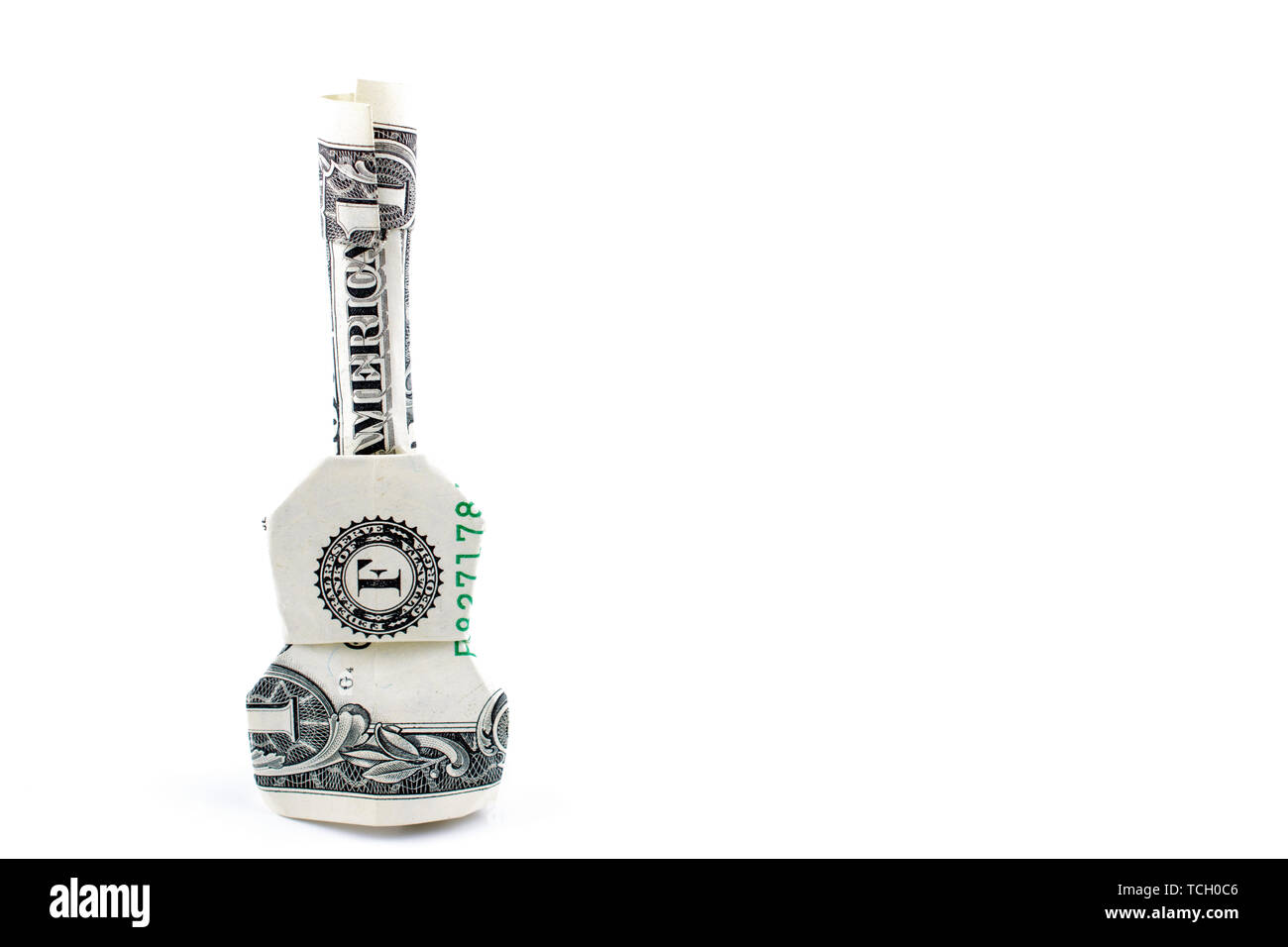 Ein origami Falten eines Gitarre Musical Instrument von einem US-Dollar  Stockfotografie - Alamy