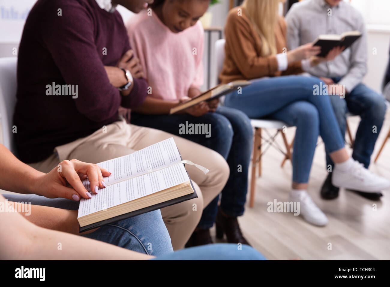 In der Nähe von Frau Hand, die Offene Bibel Stockfoto