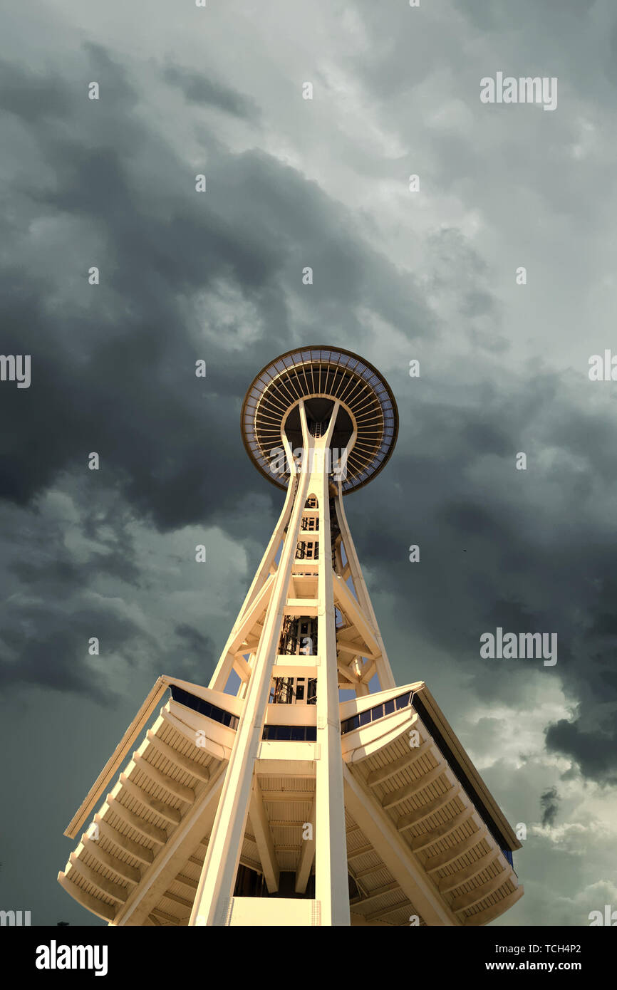 SEATTLE, Washington - 20. Mai 2017: Die Space Needle ist ein Aussichtsturm in Seattle, Washington, die im Seattle Center für die 1962 gebaut wurde Stockfoto