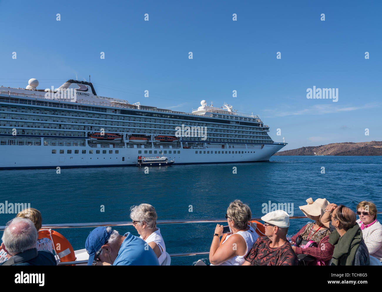 Ausschreibung Boote Touristen in Santorini zu transportieren Stockfoto