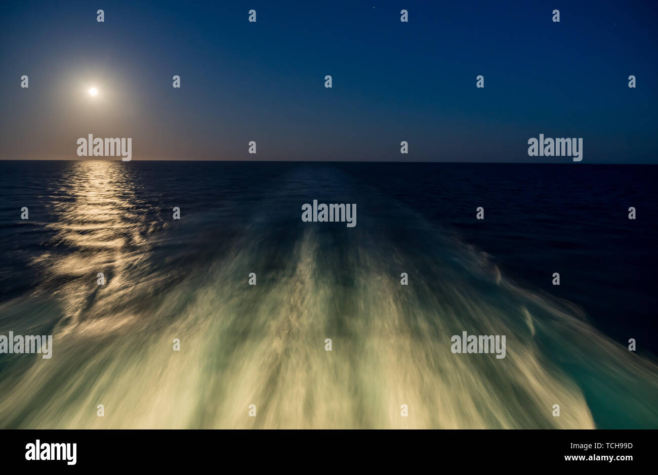 Mond über dem Kreuzfahrtschiff an Geschwindigkeit. Stockfoto