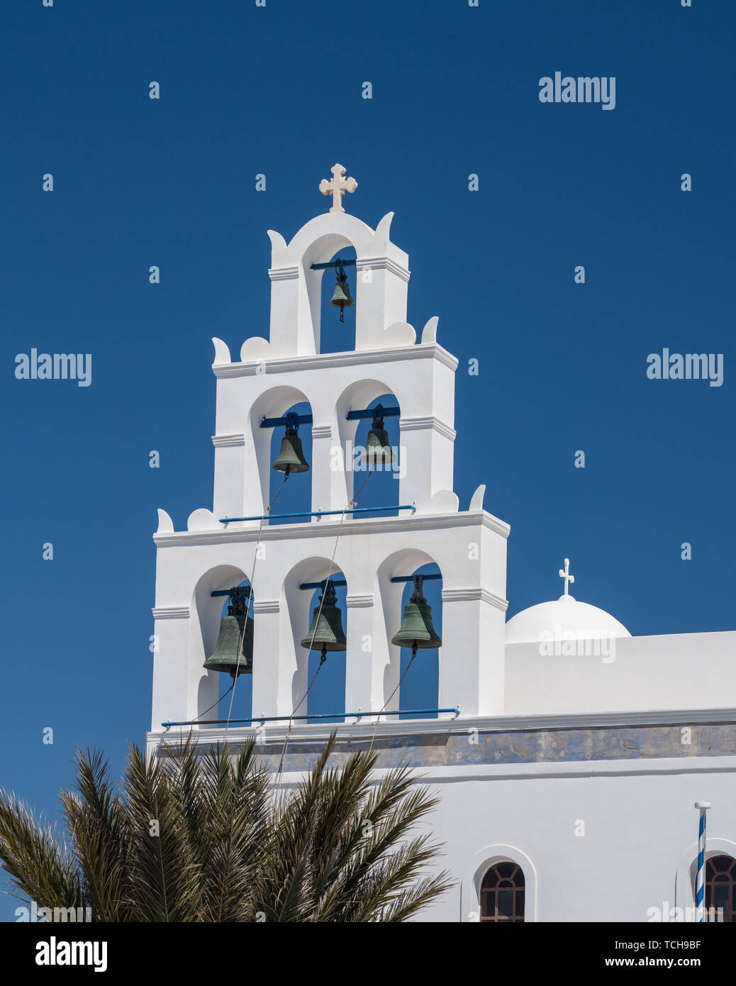 Belltower und Glocken auf Griechisch-orthodoxen Kirche in Oia Stockfoto